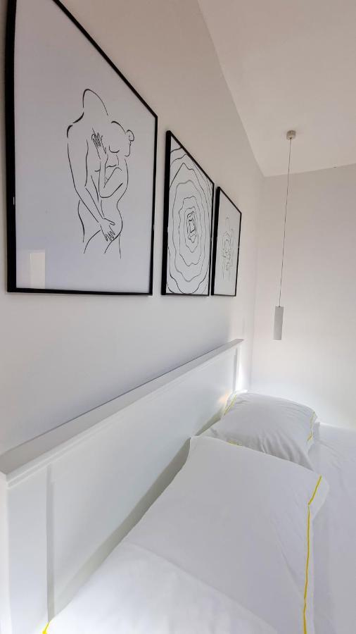 'the Yellow' Apartment *